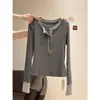 Camiseta de manga larga para mujer 2025 principios de otoño, bloqueo de color americano, estilo "hot girl", botones, cuello medio, top interior ajustado de contraste