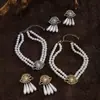 Collar y pulsera de perlas de imitación con flor de diamante francés, cadena de clavícula de nicho de moda, joyería de alta gama que combina con todo.