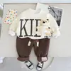 Nuevo Conjunto de Dos Piezas para Niños de Algodón con Cuello Redondo, Estampado de Letras, Muñeco Oso, Sudadera Casual y Pantalones de Moda, Fabricante Mayorista