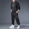 Conjunto casual de otoño: una sudadera elegante de manga larga con cuello redondo y estampado combinada con pantalones jogger de cintura alta con cordón