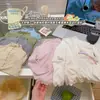 Novedades para el otoño de 2026: Camiseta de estilo coreano con rayas de estrellas para niñas y niños pequeños, capa base de color liso