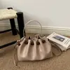2026 Verano Nuevo Bolso de Hombro Plisado de Moda Versión Coreana Estilo Perezoso Ligero Bolso Cubo para Debajo del Brazo Bolso Cruzado de Gran Capacidad