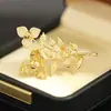 Broche Exótico de Alto Padrão Cor Dourada com Incrustação de Pedras, Elegante e Requintado Pin de Buquê, Estilo Feminino Anti-Exposição