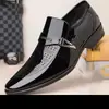 Otoño 2023 nuevo zapatos formales de cuero para hombre zapatos casuales blancos de punta fina estilo británico sin cordones 5755
