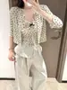 Conjunto de duas peças em estilo coreano: cardigã doce e picante com estampa de coração sobreposto a uma camisola com acabamento em renda, emagrecedor e versátil, look elegante