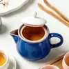 Juego de vajilla de cerámica de color bloque azul nórdico y rosa para uso doméstico, que incluye cuencos, platos, tazas, teteras, platos decorativos y moldes para hornear únicos, disponibles para exportación al por mayor.