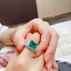 Caibao Anel de Diamantes Micro-cravados com Gema Esmeralda Feminino Moda de Luxo Personalidade Alto Senso Anel de Dedo Elegante Exquisito