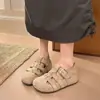 Nuevas Chanclas de Mujer Verano 2026 Moda Retro Estilo Mori Doble Uso Huecas de Suela Gruesa Cerradas de Punta Jaula de Cerdo Semi-Planas