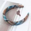 Diadema de ala ancha con diseño de cuadros estilo universitario para mujer, accesorio para el cabello con presión, estilo retro, elegante y extrovertido.