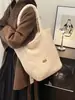 Bolsa Tote Nova Estilo Outono/Inverno 2026 Transfronteiriça para Mulheres, Bolsa de Ombro de Camurça Dupla Face Usável, Pelúcia Bordada para Estudantes