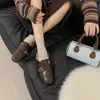 2026 Nuevo Modelo Slip-On Zapatos Retro Peludos de Felpa Estilo Británico Suela Plana Otoño Invierno Versátiles Zapatillas de Punta Cerrada con Suela Gruesa para Mujer
