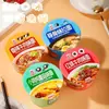 Mini Copo Multi-Sabor Balde Pequeno de Macarrão Ramen Tonkotsu Macarrão de Carne Picante Macarrão de Carne Braiseada Frango Ensopado com Cogumelos Macarrão Instantâneo