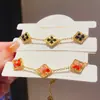 Pulsera Rombo Flor de Cuatro Hojas Acrílico Chapado en Oro Real de 14K Lujo Accesible Retro de Gama Alta Joyería de Mano Simple de Nicho
