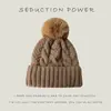 Novo gorro de lã tricotado de inverno para mulheres, estilo coreano, forrado com fleece, espesso, quente, emagrecimento facial, versátil, com pompom e proteção para as orelhas