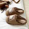 Pantuflas de algodón de invierno auténticas Hello Kitty Sanrio para mujer, lindas pantuflas de interior para el hogar, cálidas con suelas suaves y una sensación cómoda