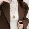 Diseño de Lujo Accesible Europeo y Americano de Nicho Colgante Dorado con Corte en Forma de T Collar de Cuerda de Cuero Accesorios de Cadena Larga para Suéter de Gama Alta