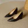 Zapatos retro de mujer estilo francés, nuevo modelo otoño 2026, tacón bajo versátil para el día a día, punta fina, cuello poco profundo elegante, zapatos de tacón alto para ir al trabajo