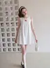 Vestido de verão estilo coreano para mulheres, simples e elegante, com gola redonda, sem mangas, bordado e um corte A solto jovial