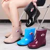 Botas de Lluvia para Mujer de Tubo Corto para Primavera y Otoño Día Lluvioso Resistentes a Manchas Antideslizantes Botas de Lluvia Zapatos de Goma de Protección Laboral Botas de Agua Moradas para Mamá de Cocina para Mujer
