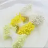 Grampo de cabelo floral feito à mão com estames de flor foscos de 2 mm. Materiais: flores artificiais, flores de cipó de papel, flores de seda, cores de flor de cabeça de fósforo.