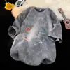 Camiseta Masculina Vintage Estilo Americano com Estampa Graffiti de Manga Curta, Top Soltinho de Verão com Gola Redonda, Moda Urbana para Homens