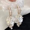 Brinco de Franja de Pérola com Pétalas Brancas Super Fada Feminino Luxo Leve Nicho Alta Moda Brincos de Flor Exagerados