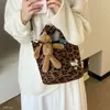 Bolso de hombro moderno de gran capacidad 2026 para el trabajo, con un sofisticado diseño de estampado de leopardo, de la nueva colección de otoño y estilo retro, adecuado para mujeres y se puede llevar como bolso de mano.