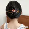 Um grampo de cabelo estiloso e versátil para mulheres, apresentando um design de bico de pato que não pressiona a parte de trás da cabeça, perfeito para criar penteados elegantes no outono e inverno.