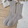 Meias simples listradas de comprimento médio para mulheres, perfeitas para o início do outono, criando um visual descontraído e confortável, adequadas para sandálias Birkenstock, com punhos elásticos e design sem costura, atacado