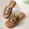 Sapatos da moda europeus e americanos, sandálias slip-on de tamanho grande, estampa de leopardo de verão, sandálias de salto grosso de comércio exterior, bico redondo, novas pantufas de sola grossa 2025