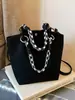 Bolsa de Ombro Feminina Moda Estilo Europeu e Americano 2025 Outono e Inverno Nova Bolsa de Ombro Casual Bolsa Tote com Rebites Bolsa de Mão com Franjas