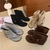 Primer Encuentro con las Sandalias Francesas Retro de Punta de Tanga para Mujer, Nuevo Estilo Verano 2026, Impresionantes Botines Western Combinados con Faldas