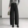 Nueva colección Otoño/Invierno 2026 para mujer: pantalones de pierna ancha, adelgazantes y versátiles, con bolsillos, hechos de tejido de lana, con un dobladillo curvo, diseño simple y casual, y un corte cropped moderno