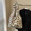 Bolso de Felpa con Estampado de Leopardo de Nicho para Mujer 2026 Nuevo Otoño Invierno Moda Bolso Tote para el Trabajo Bolso de Hombro de Gran Capacidad