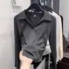 Camiseta blanca de manga larga con cuello polo estilo coreano para mujer, nueva colección de primavera, con silueta ajustada, detalles fruncidos y cintura ceñida, perfecta como capa base o top