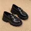 Zapatos de plataforma versátiles de suela gruesa, nuevos y elegantes mocasines de piel suave para mujer de suela blanda, zapatos de piel estilo británico sin cordones