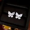Pendientes de botón de mariposa con circonita cúbica de aguja plateada, pendientes de moda de lujo ligero de alta gama, diseño de nicho, temperamento elegante, pendientes versátiles
