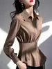 Primavera estilo europeu estilo estrangeiro chique nicho chique luxo leve alta qualidade envelhecimento redutor linda super-quente camisa de cintura marrom para mulheres