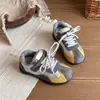 Novos Tênis Esportivos Infantis Outono/Inverno 2026 Sapatos Casuais de Algodão de Duas Camadas com Pelúcia Tênis de Treino Alemães Antiderrapantes para Meninas Tênis de Corrida para Crianças Pequenas