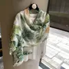 Chal Grande Estilo Étnico de Verano Bufanda de Seda de Doble Uso con Estampado Dorado, Moderno y Versátil Diseño de Hoja de Ginkgo, Chal Multifuncional de Estilo Fresco