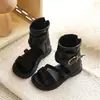 Sandálias Infantis Verão 2026 Novo Estilo Menina Pequena Sola Macia Sandálias Romanas Infantis Sapatos de Princesa Sola Macia Sandálias de Praia