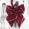 Colección de Pajaritas RayadasPajarita JK Sin Corbata Plana con Plumas Estilo Japonés Camisa de Uniforme Escolar Estilo Estudiante