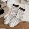 Calcetines de mujer color marrón melado hasta la mitad de la pantorrilla 2026 otoño nuevo estilo coreano de moda calcetines de tela a rayas y cuadros de puntos