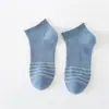 Calcetines blancos 2025 para hombres y mujeres, boca baja de algodón puro negro calcetines cortos a rayas de moda para estudiantes para hombres