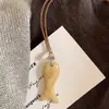 Collar con colgante de pez piedra de cordón de cuero para mujer, cadena para la clavícula casual, a la moda, simple, versátil, accesorio de nicho de alta gama para mujer