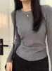 El nuevo suéter suave de cuello redondo para otoño e invierno de Andi Velvet es elegante, versátil, ajustado, de manga larga y adecuado como capa base para mujer.
