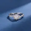 Tiktok Kuaishou transmisión en vivo popular brazo retorcido capullo de flor pequeña microincrustado diamante artificial 50 puntos anillo de mujer primera flor incrustada de cerca