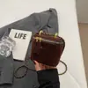 Bolso de mano popular de lujo ligero para mujer, bolso tipo caja de un solo hombro mate versátil, bolso cruzado mini con cadena