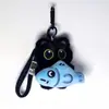 Novo Pingente Doce e Legal de Morango Gatinho Preto Boneco de Pelúcia Fofo Chaveiro Pingente de Boneca Pingente para Mochila Escolar de Estudante