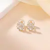 Yi Lu Yin Plata de Ley S925 Chapada en Oro Estilo Coreano Moda Flor Brillante Superficie Brillante Pequeño Fresco Simple Para el Trabajo Temperamento Aretes de Botón Adornos para Orejas